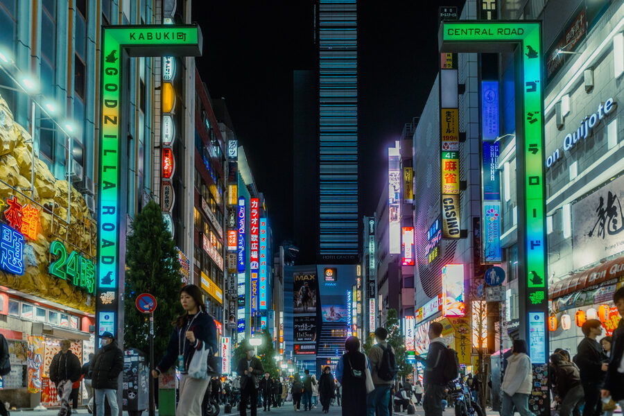 Pioggia di insegne, street photography a Tokyo