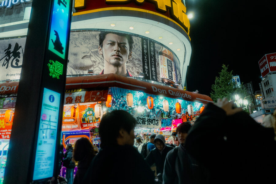 Sotto il grande schermo, street photography a Tokyo