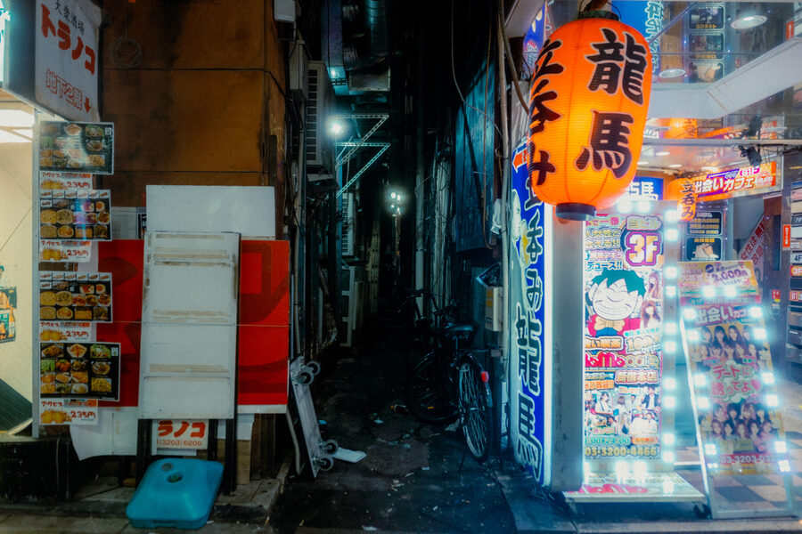 Varco luminoso, street photography a Tokyo