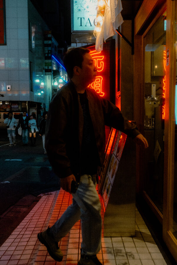Uomo alla porta, street photography a Tokyo