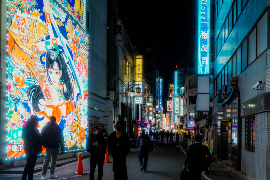 Manga nella notte, street photography a Tokyo