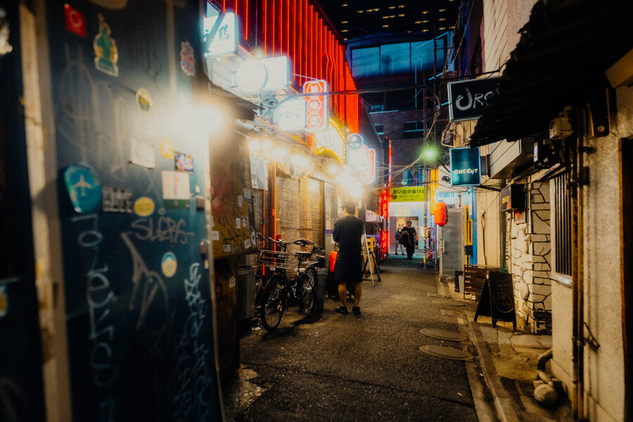 Fumo tra le insegne, street photography a Tokyo