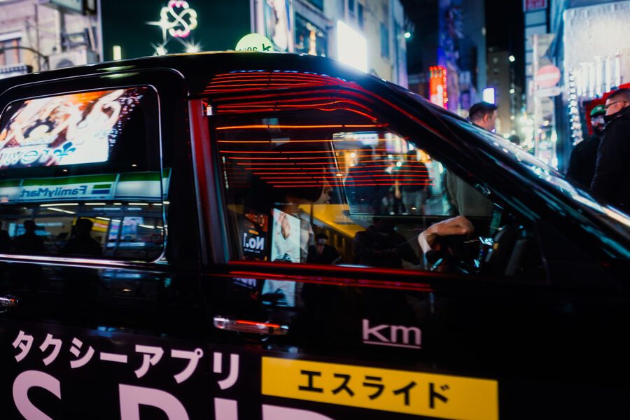 Taxi specchio, street photography a Tokyo