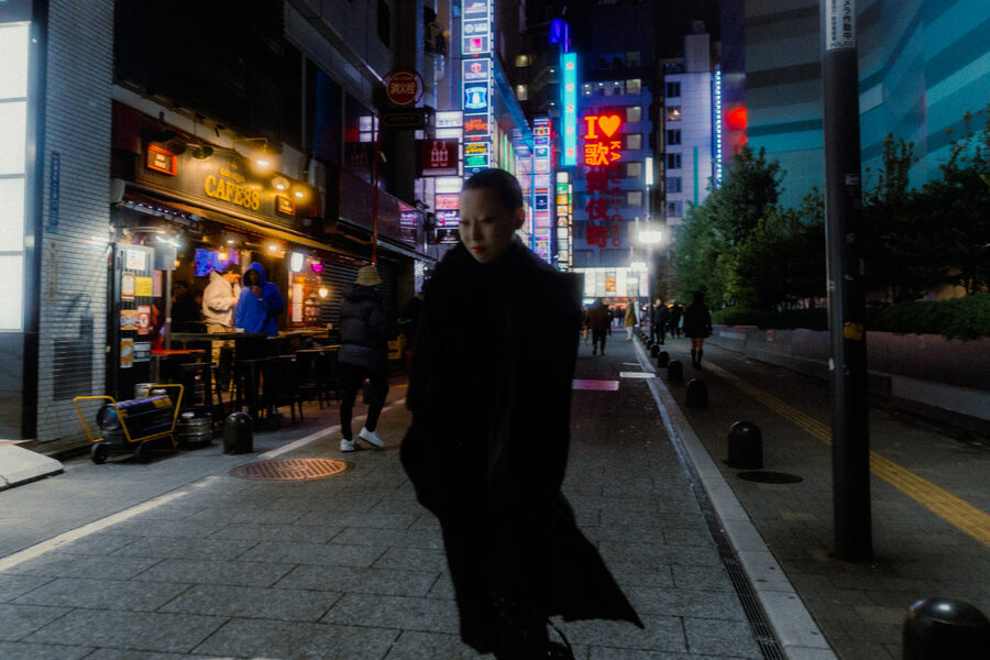 Passo nero, street photography a Tokyo