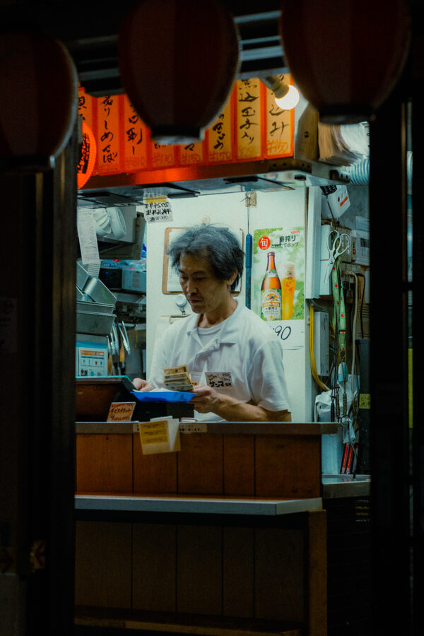 Cuoco alla finestra, street photography a Tokyo