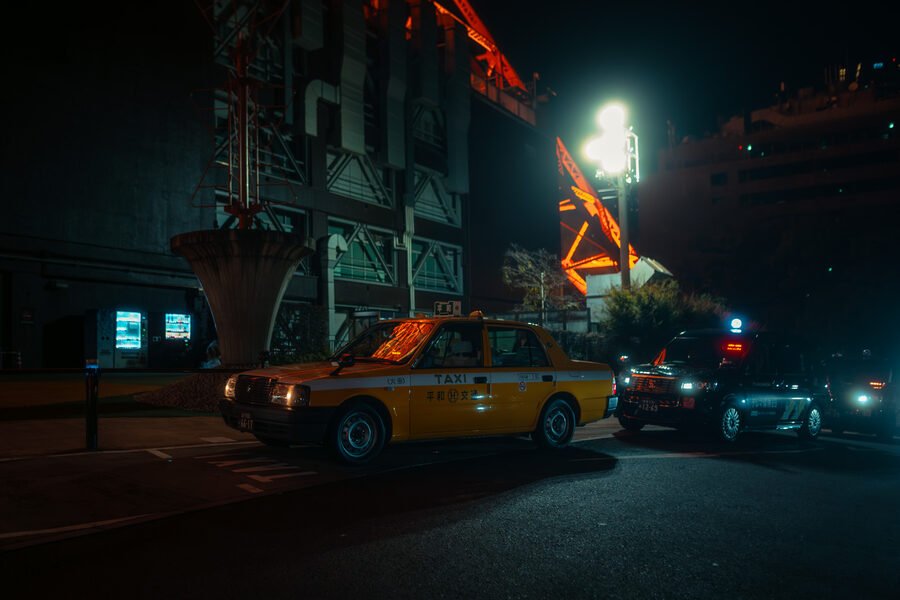 Taxi sotto il neon, street photography a Tokyo