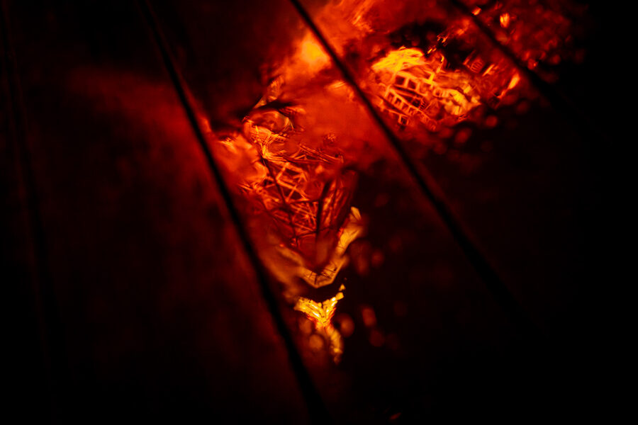 Rosso astratto, street photography a Tokyo