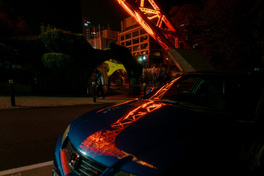 Riflessi sul cofano, street photography a Tokyo
