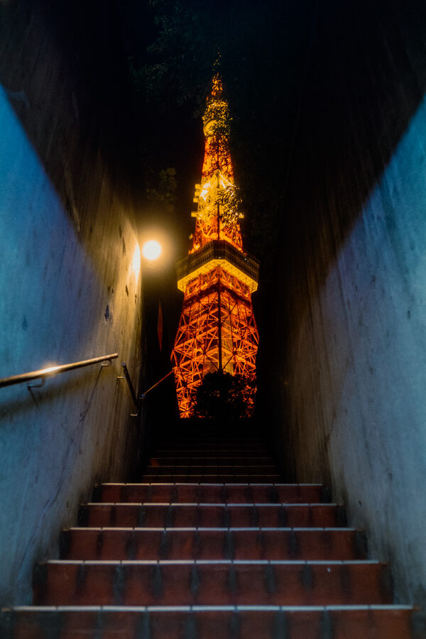 Scala verso la torre, street photography a Tokyo