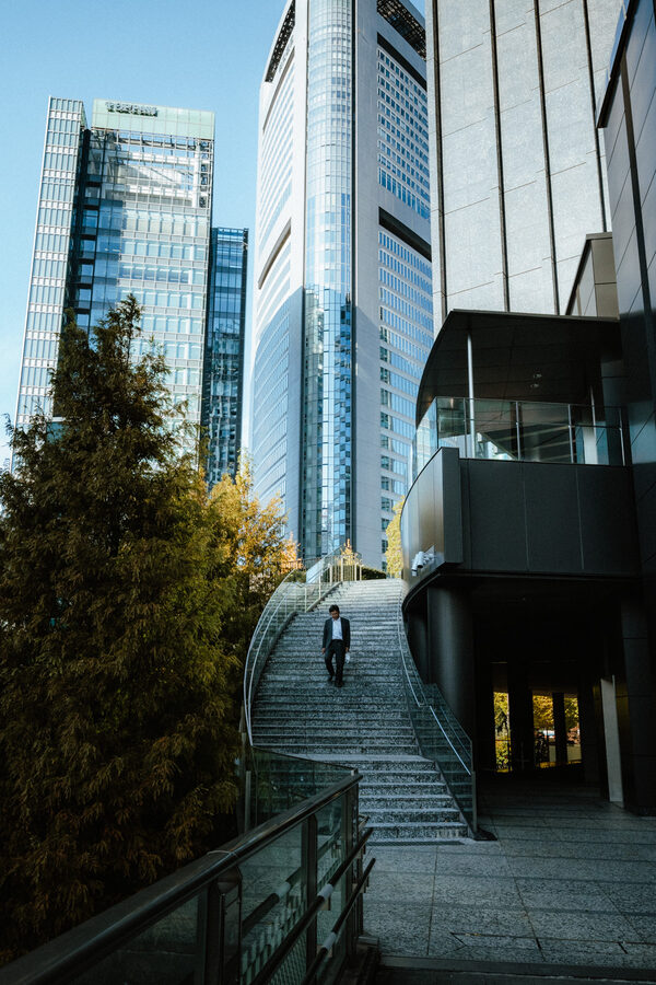 Sentiero tra i grattacieli, street photography a Tokyo