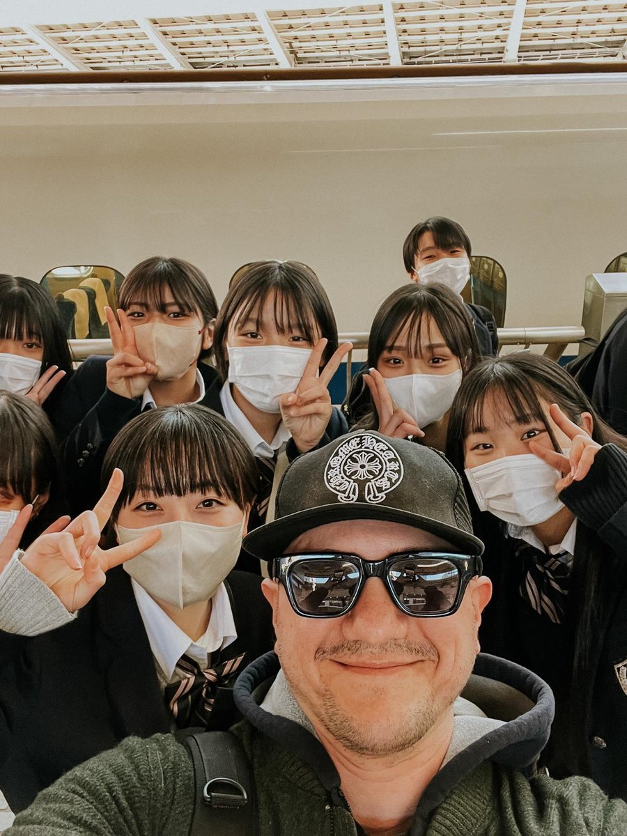 Il fotografo di tokyotostreets con un gruppo di studenti durante un workshop in Giappone