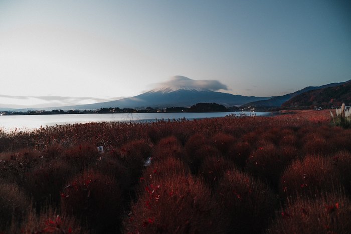 Il Monte Fuji emerge dalla nebbia sopra il lago nelle prime ore del mattino