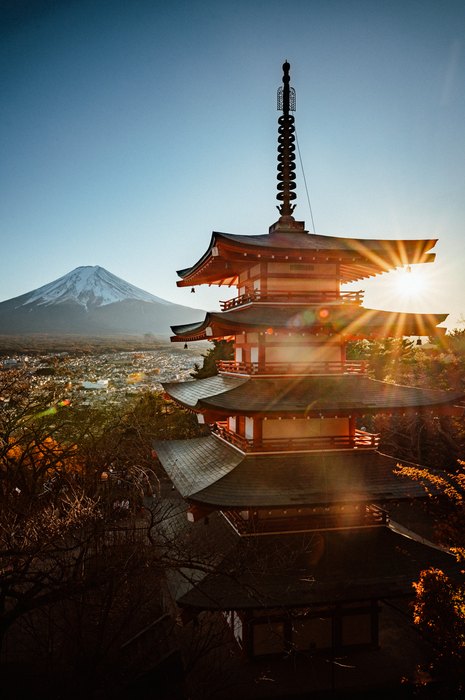 La pagoda Chureitō e il Monte Fuji illuminati dal sole basso, Fujiyoshida