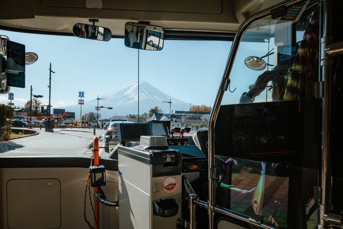 Il Monte Fuji visto attraverso il parabrezza di un autobus a Fujiyoshida
