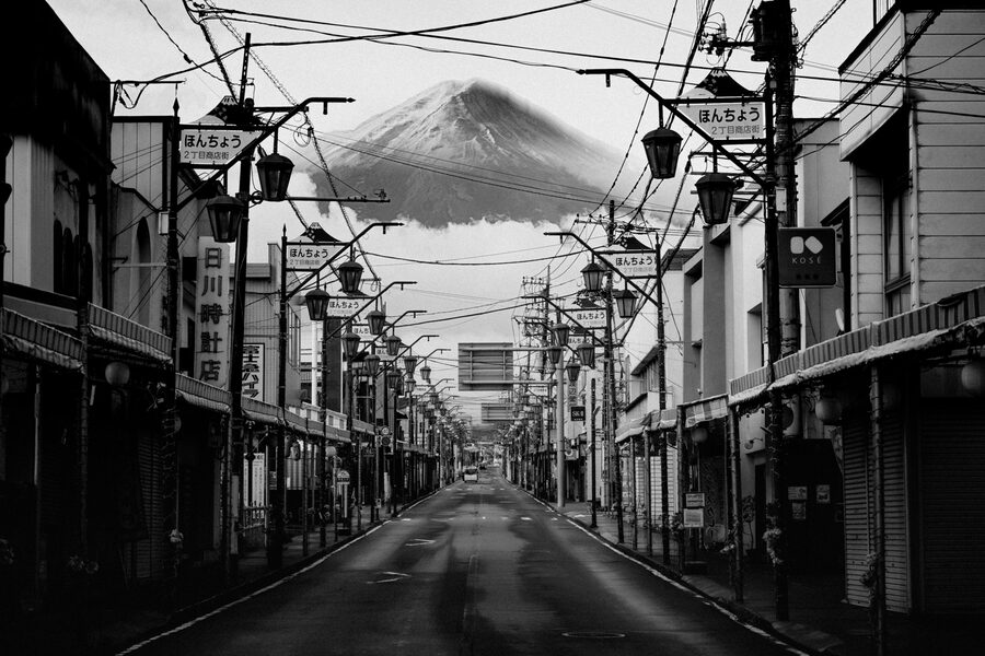 Il Monte Fuji in fondo a una strada di Fujiyoshida, in bianco e nero
