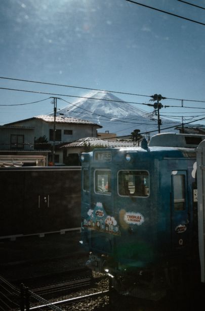Il treno della linea Fujikyū con il Monte Fuji, Fujiyoshida
