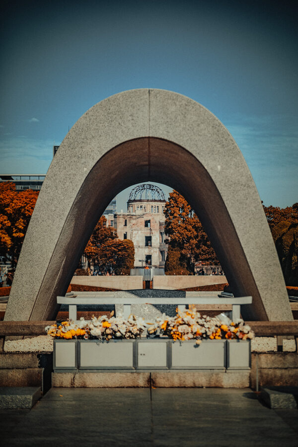 Cenotafio del Parco della Pace con la cupola sullo sfondo, Hiroshima