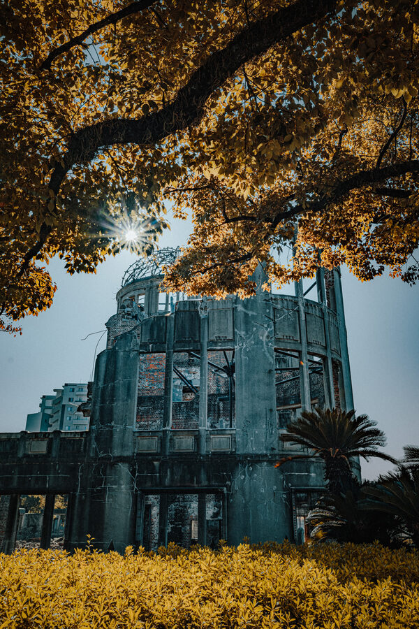 Cupola della bomba atomica tra gli alberi d’autunno, Hiroshima
