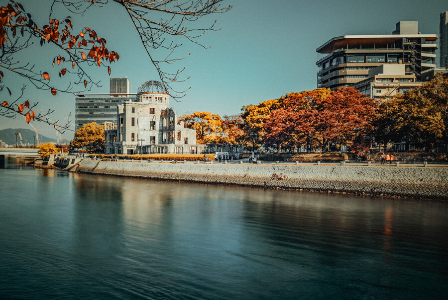 Veduta del fiume e del lungofiume in autunno, Hiroshima