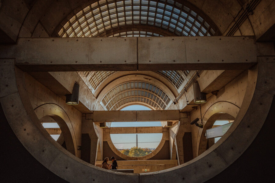 Architettura in cemento con aperture circolari, Kyoto