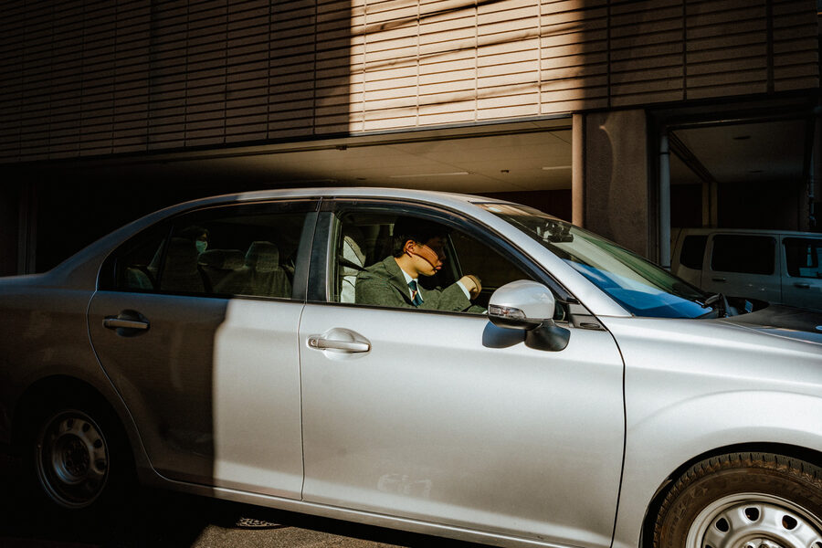 Autista al volante di un’auto bianca, Kyoto