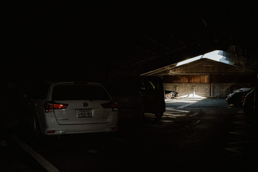 Auto davanti a una casa isolata nella notte, Kyoto