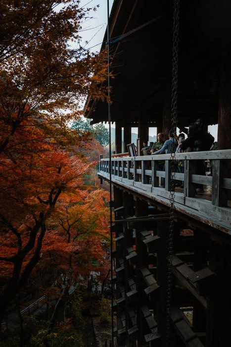 Kyoto balcone tempio autunno, fotografia di viaggio e street photography in Giappone