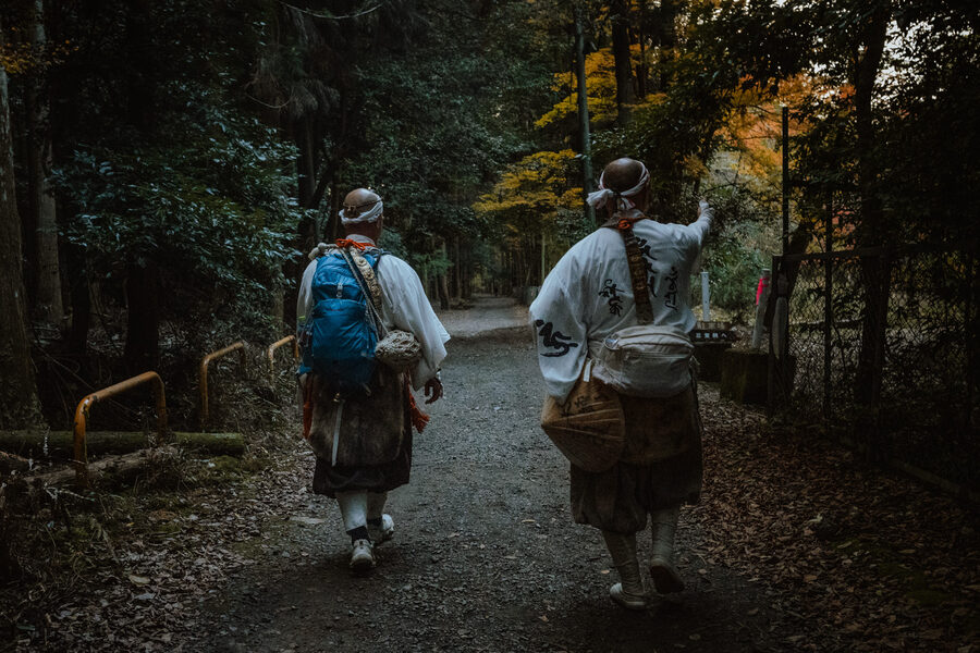 Visitatori camminano in un bosco durante l’autunno, Kyoto