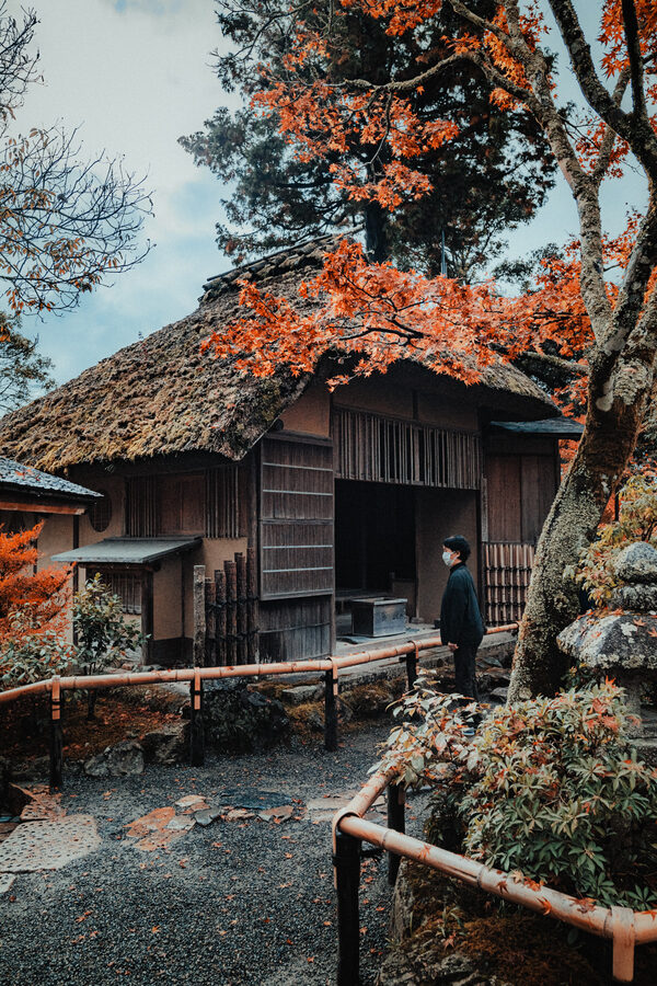 Piccola casa tradizionale in un giardino autunnale, Kyoto