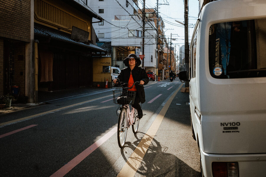 Ciclista percorre una strada di Kyoto