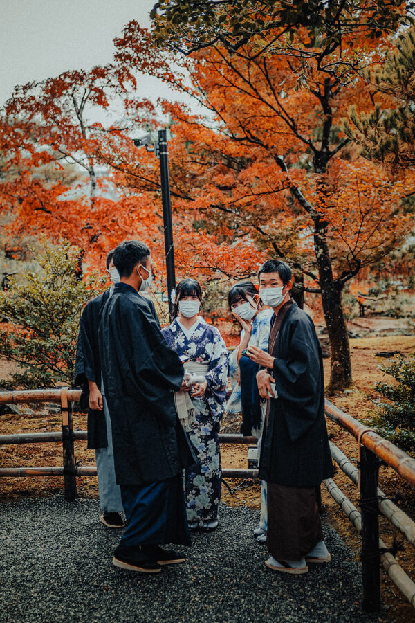 Coppia in kimono sotto gli aceri rossi, Kyoto