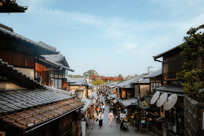 Kyoto coppia scala tempio, fotografia di viaggio e street photography in Giappone