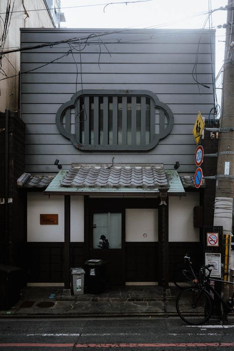 Kyoto coppia tra aceri rossi, fotografia di viaggio e street photography in Giappone