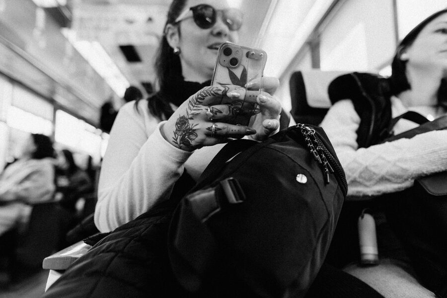 Donna tatuata seduta su un mezzo pubblico, Kyoto