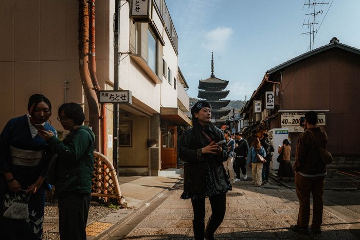 Kyoto donne kimono strada antica, fotografia di viaggio e street photography in Giappone