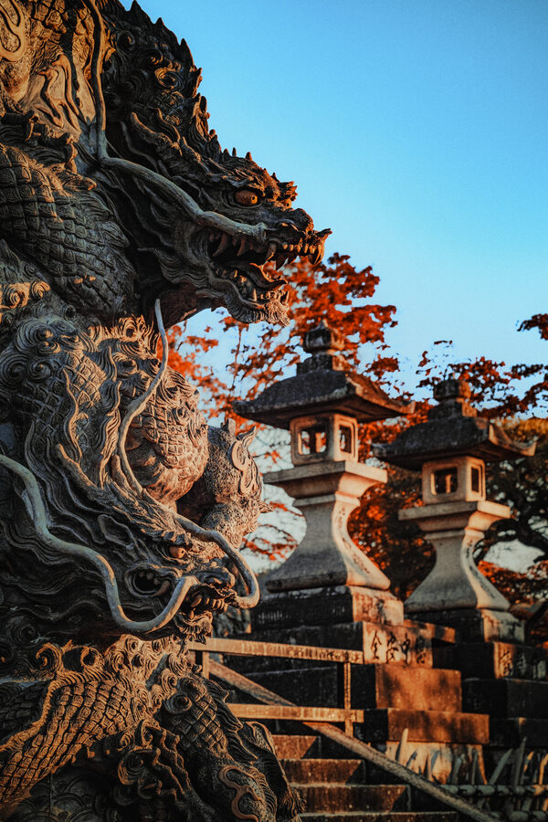 Scultura di drago e lanterne di pietra in un tempio, Kyoto