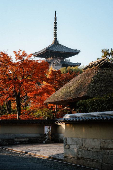 Kyoto famiglia kimono porta rossa, fotografia di viaggio e street photography in Giappone
