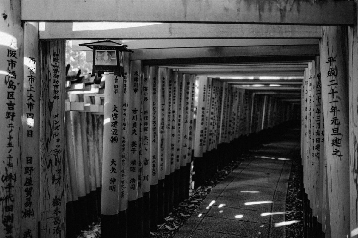 Iscrizioni sui torii di Fushimi Inari, bianco e nero, Kyoto
