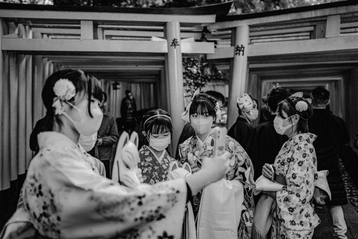 Ragazze in kimono con maschere da volpe ai torii di Fushimi Inari, Kyoto