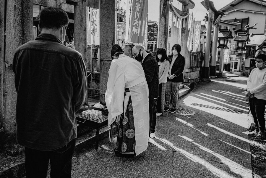 Scena di strada nel quartiere tradizionale di Gion in bianco e nero, Kyoto