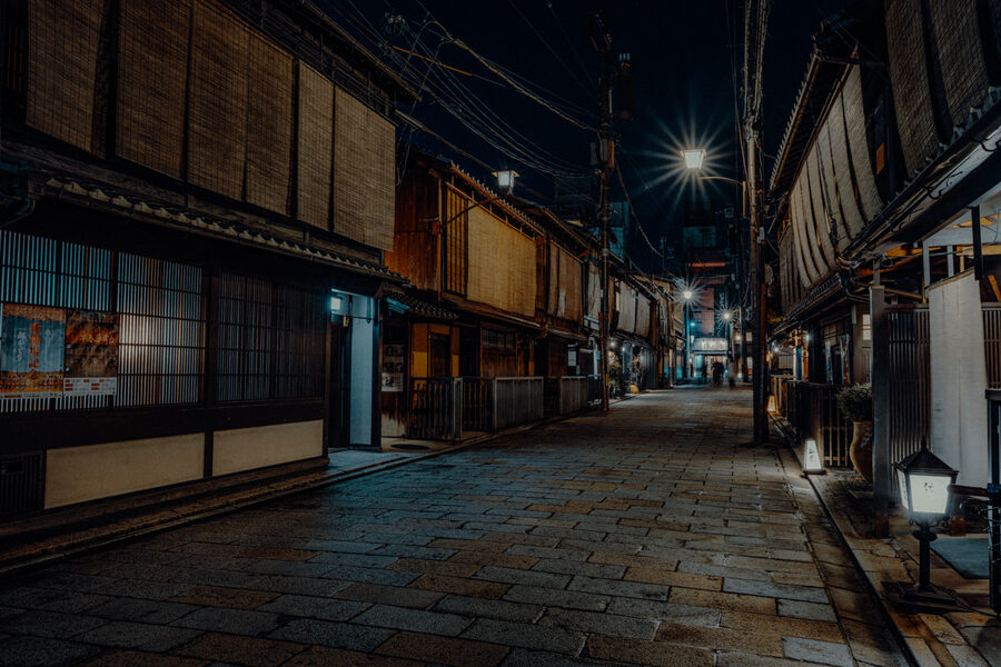 Strada tradizionale vuota nel quartiere di Gion, Kyoto