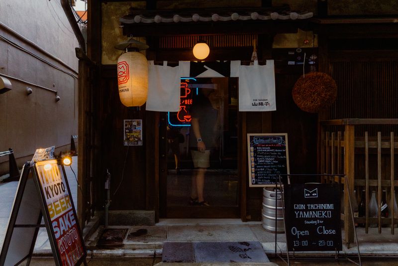 Ingresso del banco-bar Gion Tachinomi Yamaneko con lanterna e insegna al neon, Kyoto