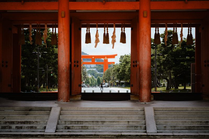 Il grande torii incorniciato dal portale Ōten-mon di Heian Jingū, Kyoto