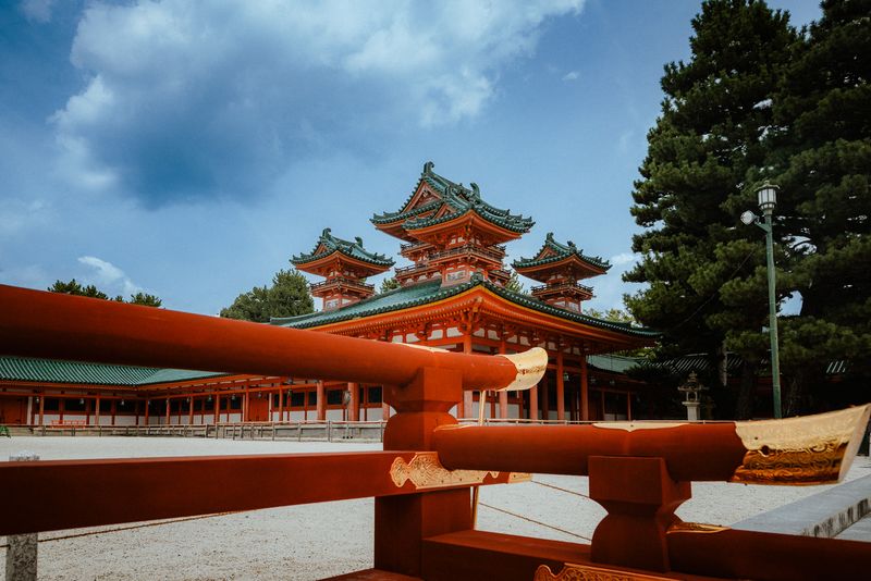 Le torri dal tetto verde di Heian Jingū contro il cielo estivo, Kyoto