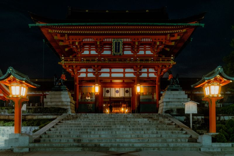 Il portale romon di Fushimi Inari illuminato dalle lanterne, di notte, Kyoto