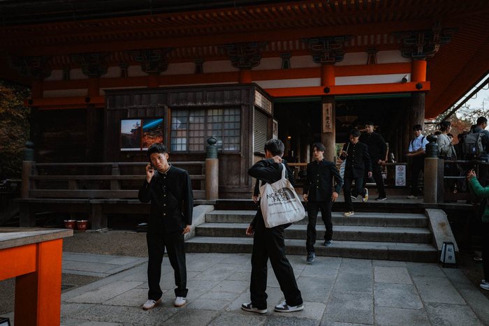 Kyoto ingresso tempio visitatori, fotografia di viaggio e street photography in Giappone