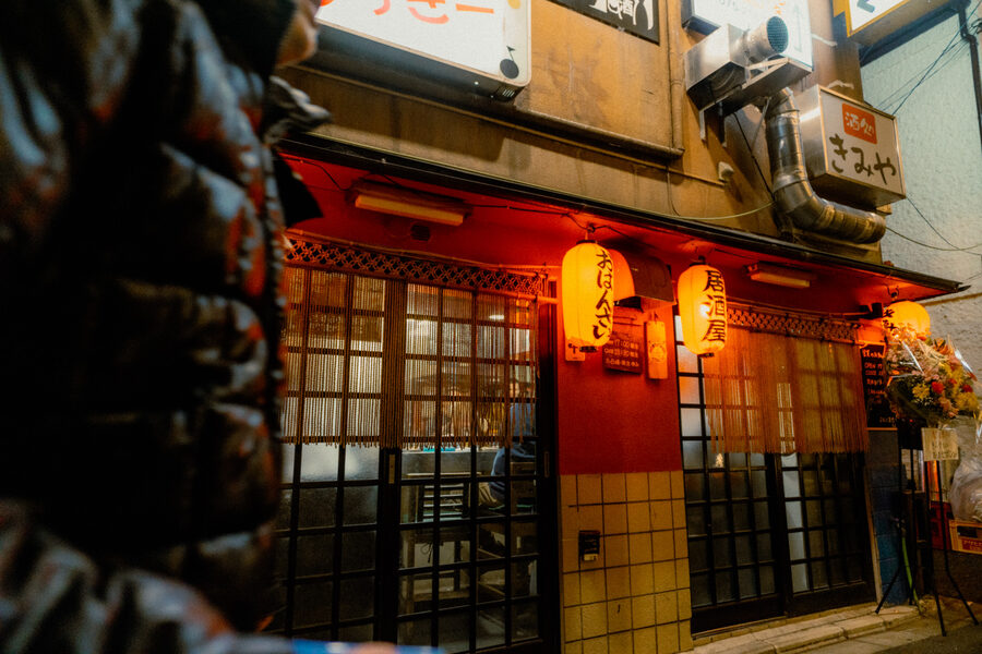 Facciata di un izakaya con lanterne rosse, Kyoto
