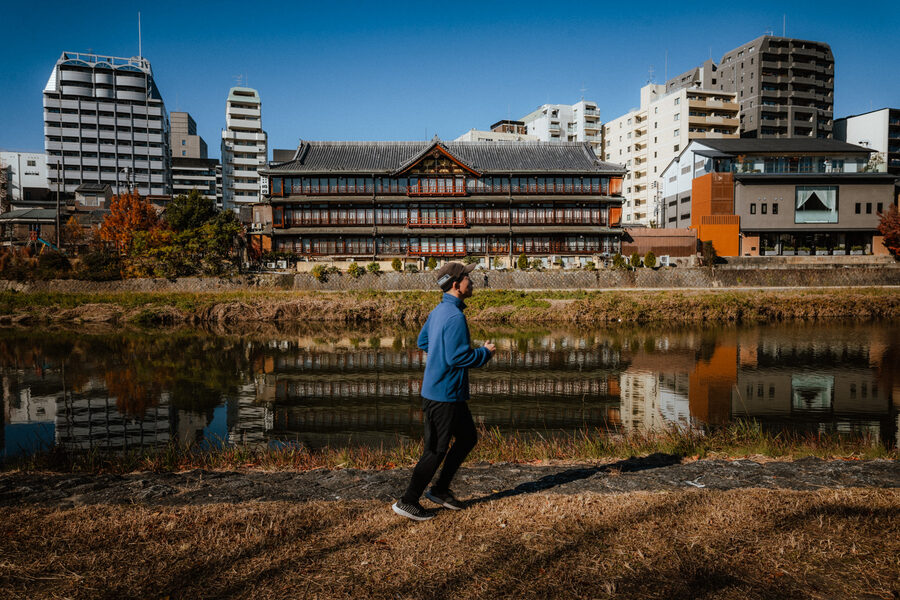 Passante cammina lungo il fiume Kamo, Kyoto