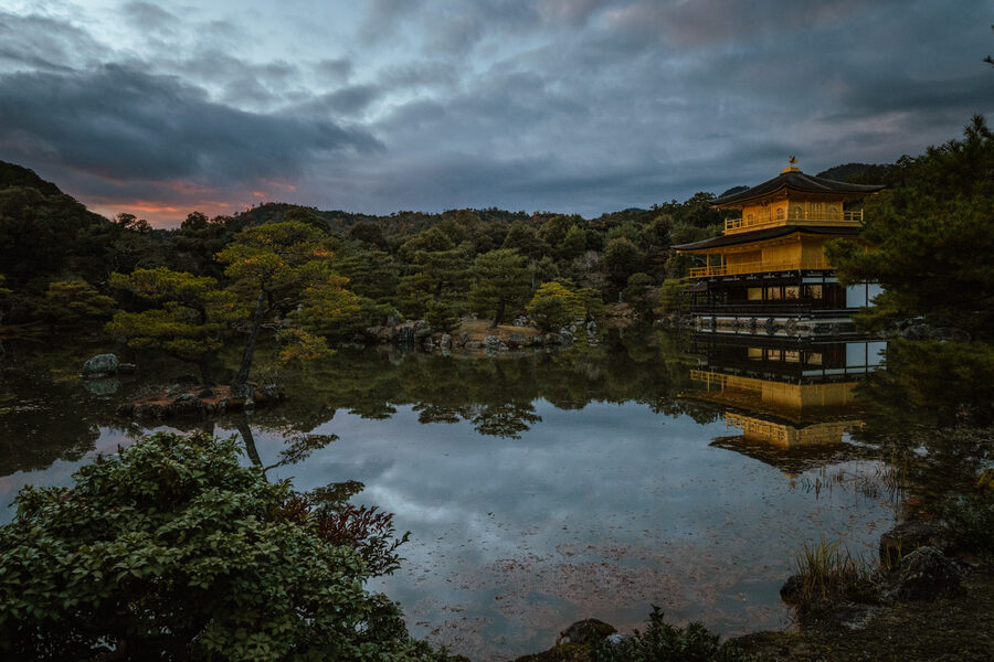 Il Padiglione d’Oro sotto un cielo drammatico, Kyoto