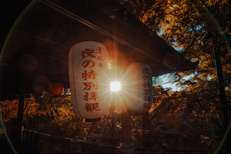 Lanterna di un tempio attraversata dalla luce del sole, Kyoto